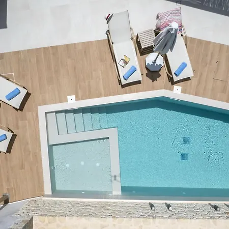 Dodo's Residence, Heated Pool & Jacuzzi!