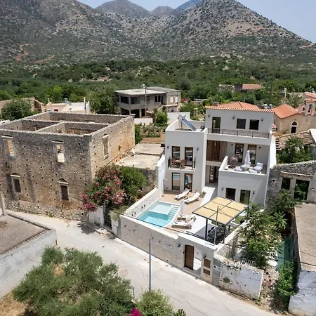 Villa Dodo's Residence, Heated Pool & Jacuzzi! *