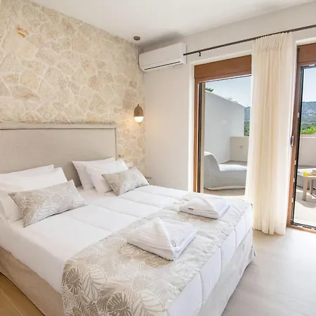 Villa Dodo's Residence, Heated Pool & Jacuzzi!